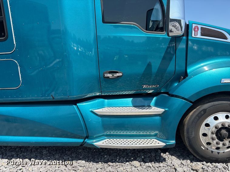 image for item YA3859 2021 Kenworth T680 semi truck