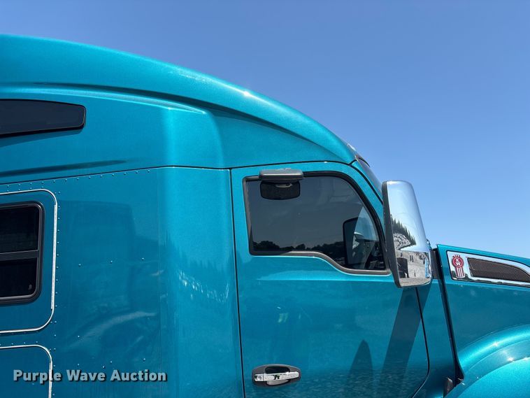 image for item YA3859 2021 Kenworth T680 semi truck