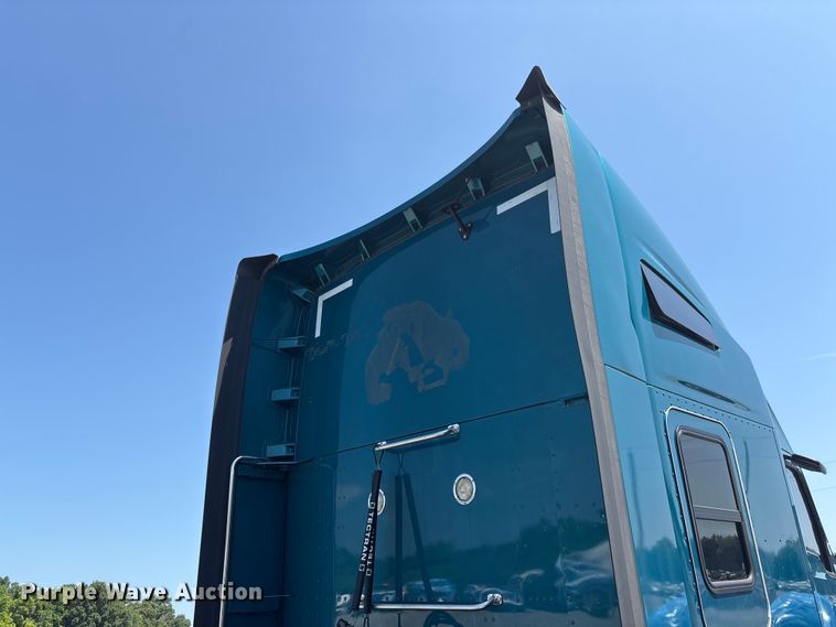 image for item YA3859 2021 Kenworth T680 semi truck