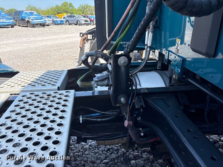 image for item YA3859 2021 Kenworth T680 semi truck