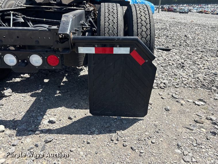 image for item YA3859 2021 Kenworth T680 semi truck