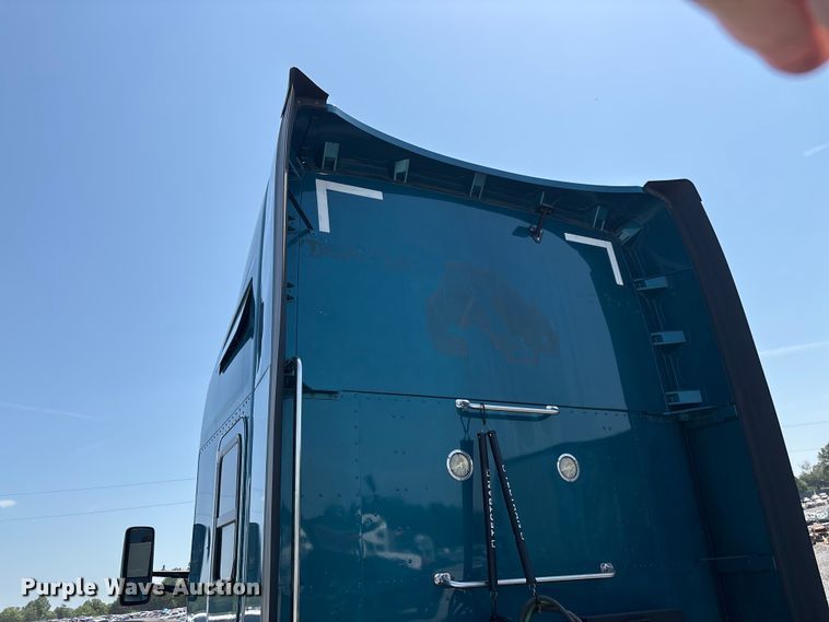 image for item YA3859 2021 Kenworth T680 semi truck