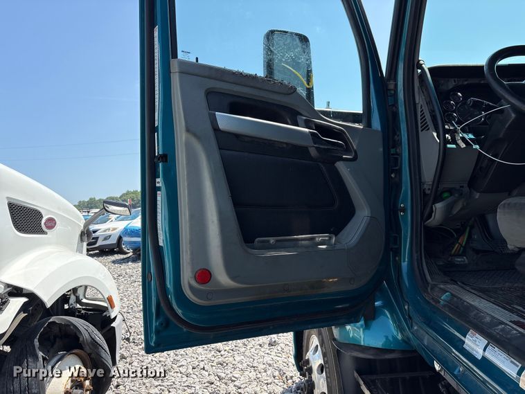 image for item YA3859 2021 Kenworth T680 semi truck