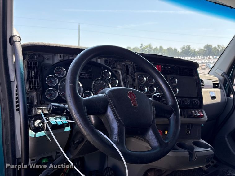 image for item YA3859 2021 Kenworth T680 semi truck