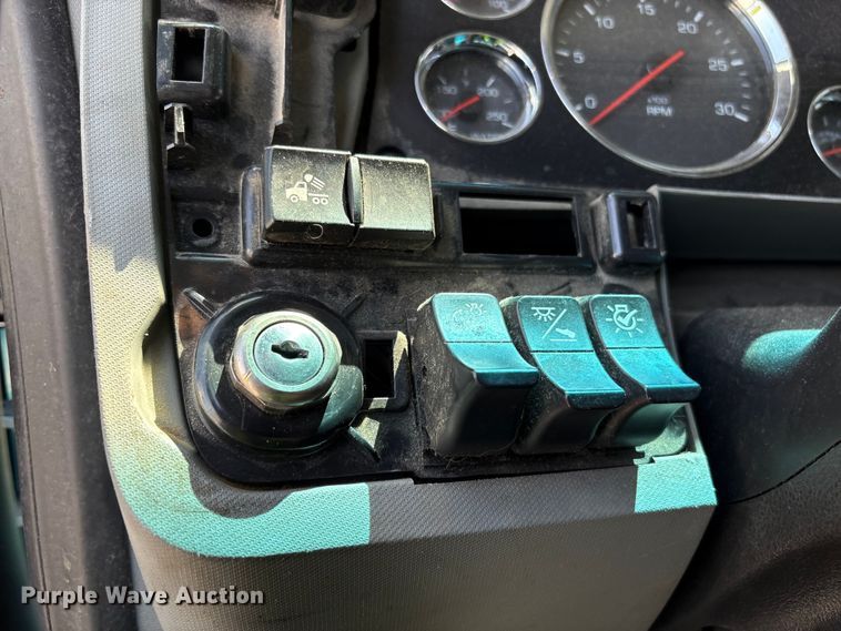 image for item YA3859 2021 Kenworth T680 semi truck
