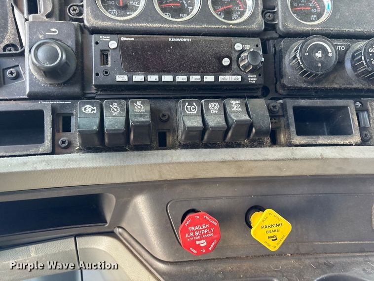 image for item YA3859 2021 Kenworth T680 semi truck