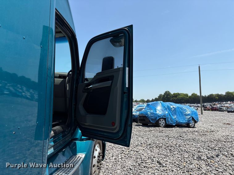 image for item YA3859 2021 Kenworth T680 semi truck