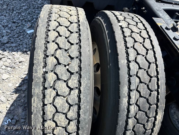 image for item YA3859 2021 Kenworth T680 semi truck