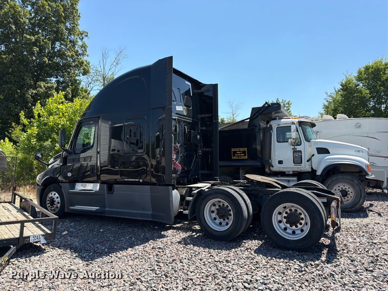 image for item YA3867 2021 Freightliner Cascadia semi truck