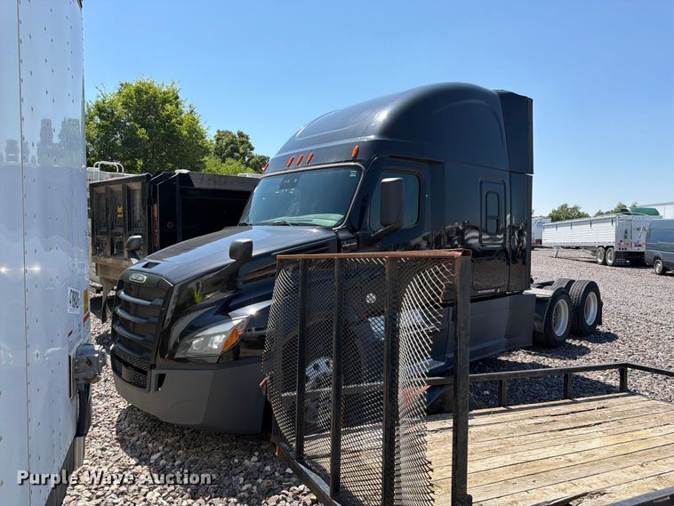 image for item YA3867 2021 Freightliner Cascadia semi truck