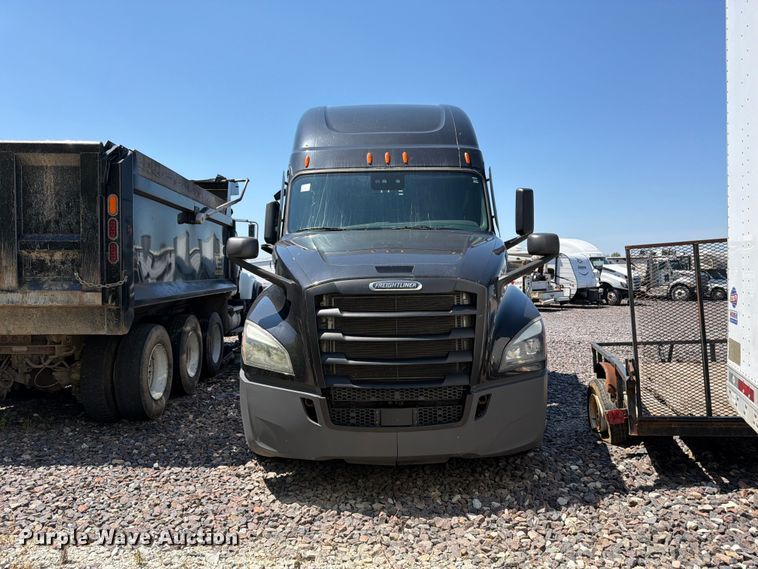image for item YA3867 2021 Freightliner Cascadia semi truck
