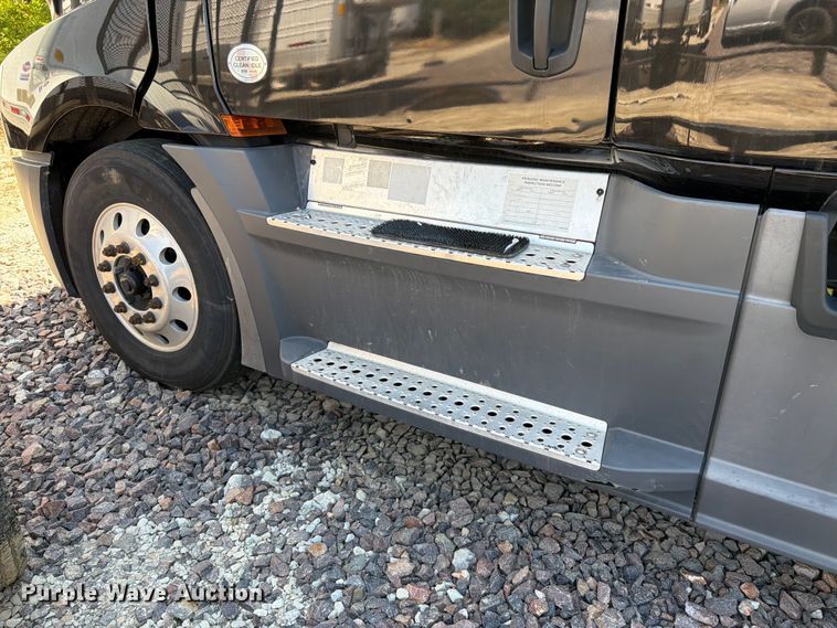 image for item YA3867 2021 Freightliner Cascadia semi truck