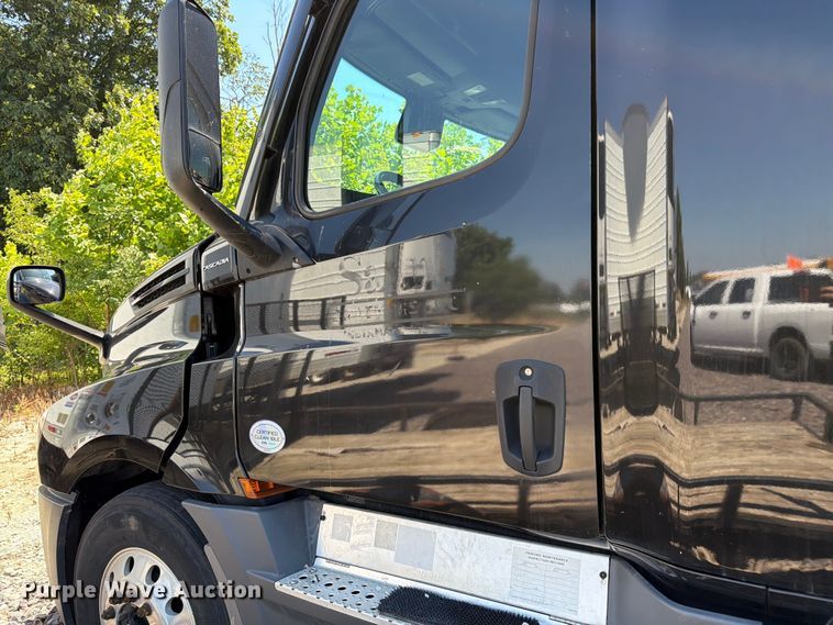image for item YA3867 2021 Freightliner Cascadia semi truck