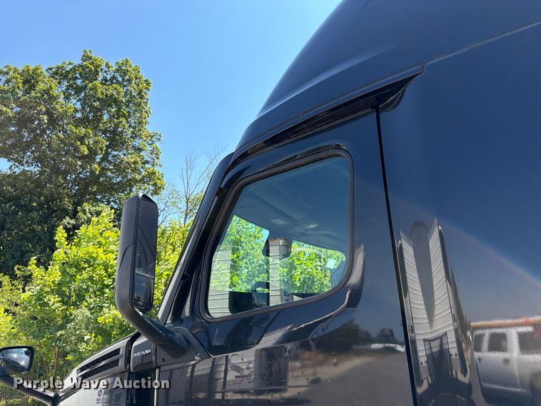image for item YA3867 2021 Freightliner Cascadia semi truck