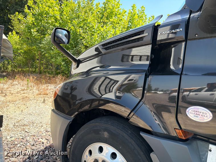 image for item YA3867 2021 Freightliner Cascadia semi truck