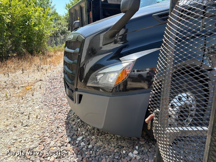image for item YA3867 2021 Freightliner Cascadia semi truck