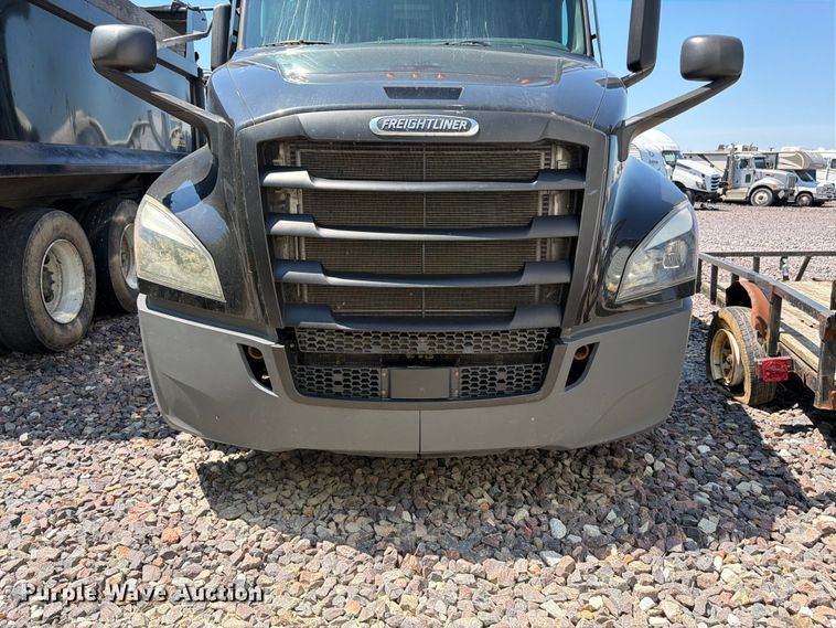 image for item YA3867 2021 Freightliner Cascadia semi truck