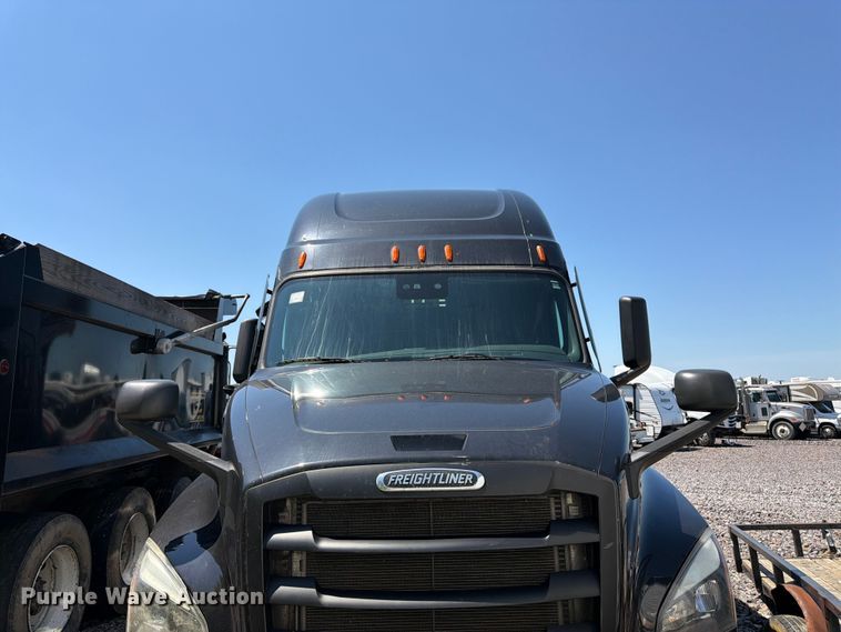 image for item YA3867 2021 Freightliner Cascadia semi truck