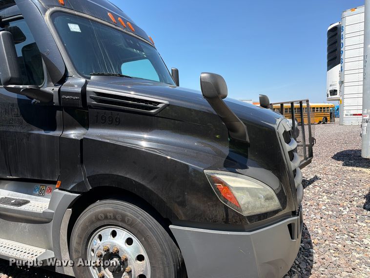 image for item YA3867 2021 Freightliner Cascadia semi truck