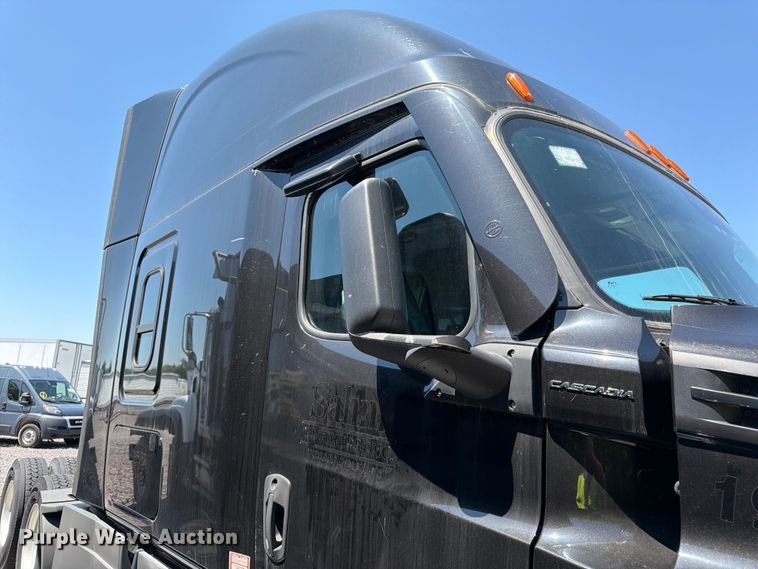 image for item YA3867 2021 Freightliner Cascadia semi truck