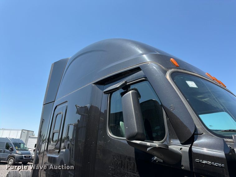 image for item YA3867 2021 Freightliner Cascadia semi truck
