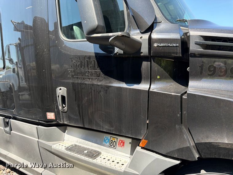 image for item YA3867 2021 Freightliner Cascadia semi truck