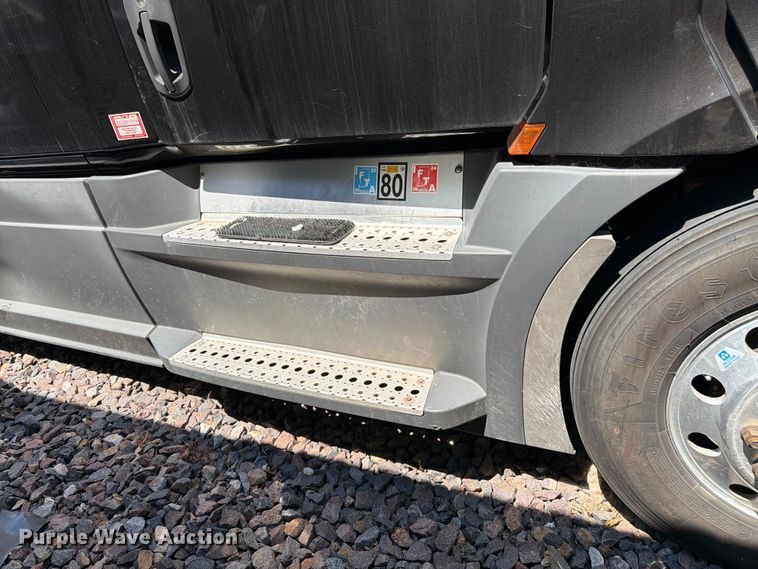 image for item YA3867 2021 Freightliner Cascadia semi truck
