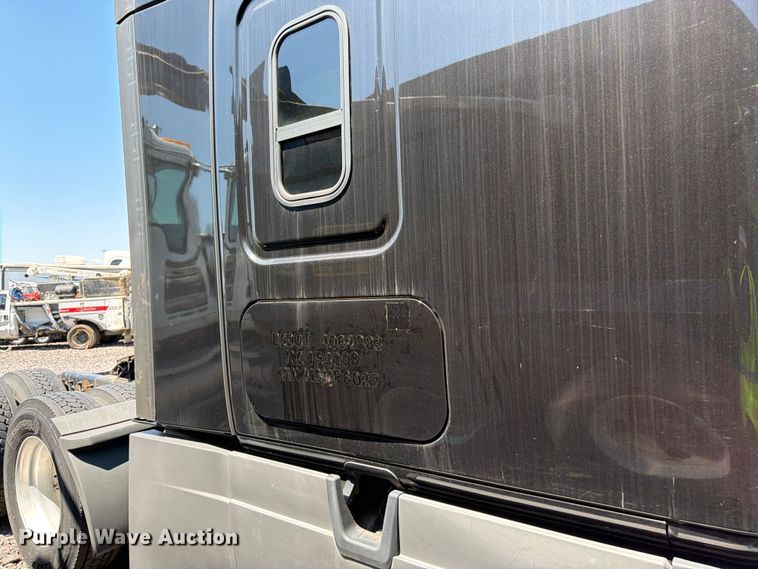 image for item YA3867 2021 Freightliner Cascadia semi truck