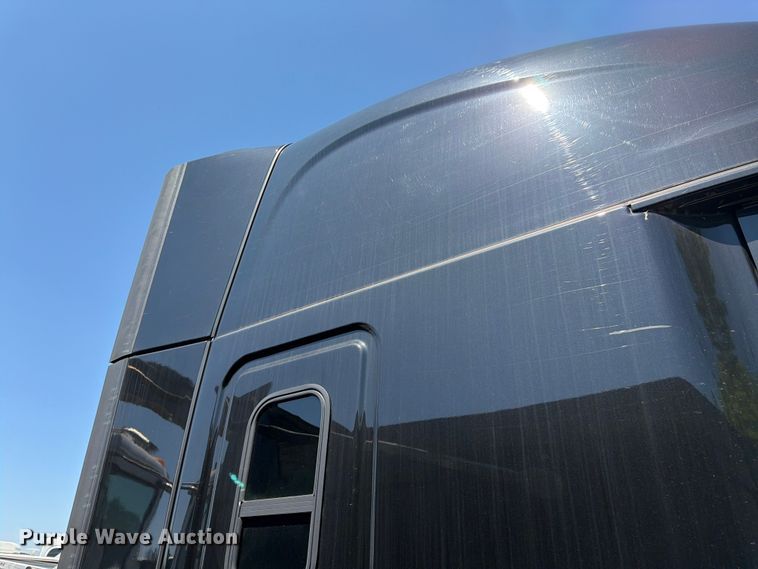 image for item YA3867 2021 Freightliner Cascadia semi truck