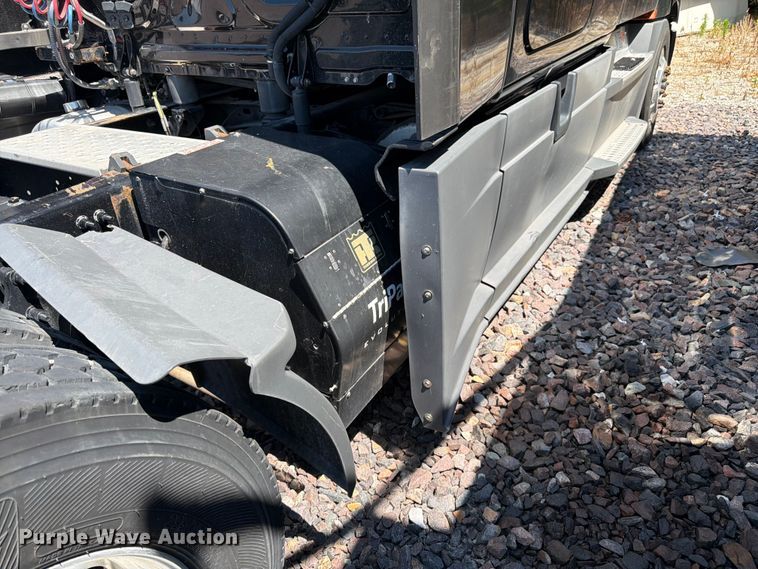 image for item YA3867 2021 Freightliner Cascadia semi truck