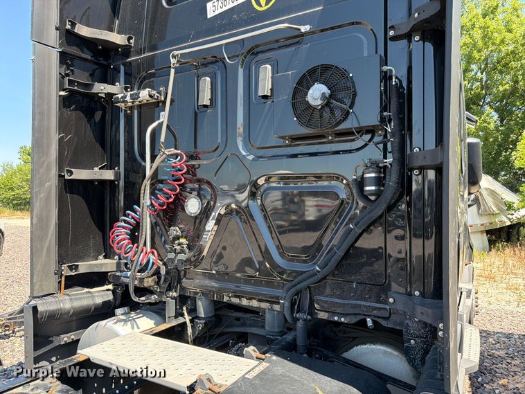 image for item YA3867 2021 Freightliner Cascadia semi truck