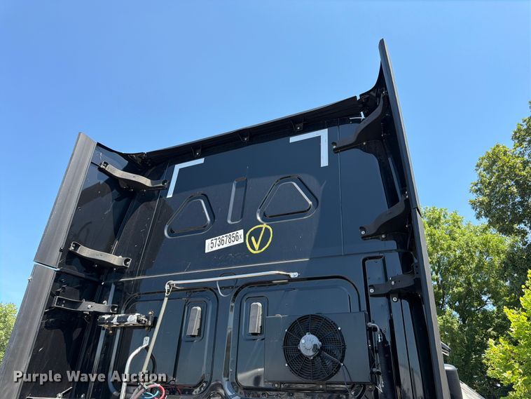 image for item YA3867 2021 Freightliner Cascadia semi truck