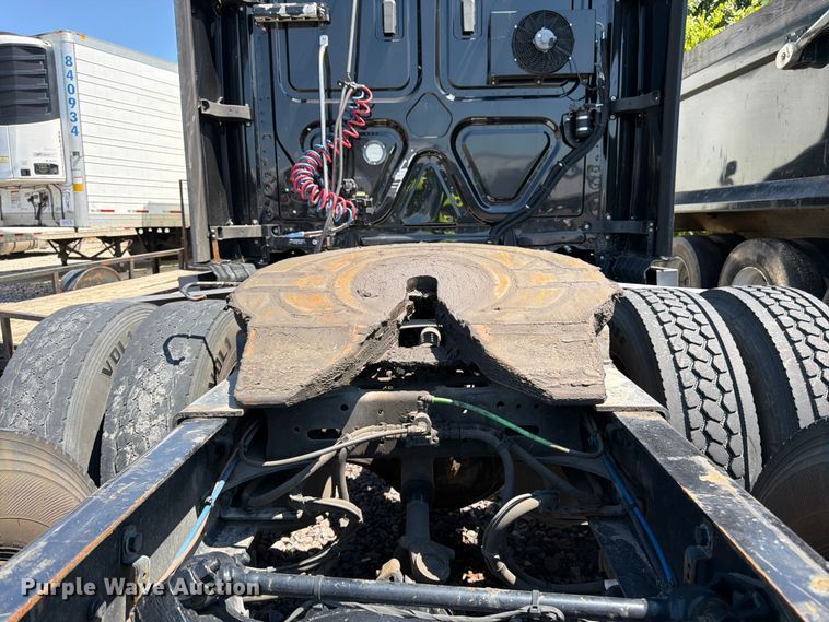 image for item YA3867 2021 Freightliner Cascadia semi truck