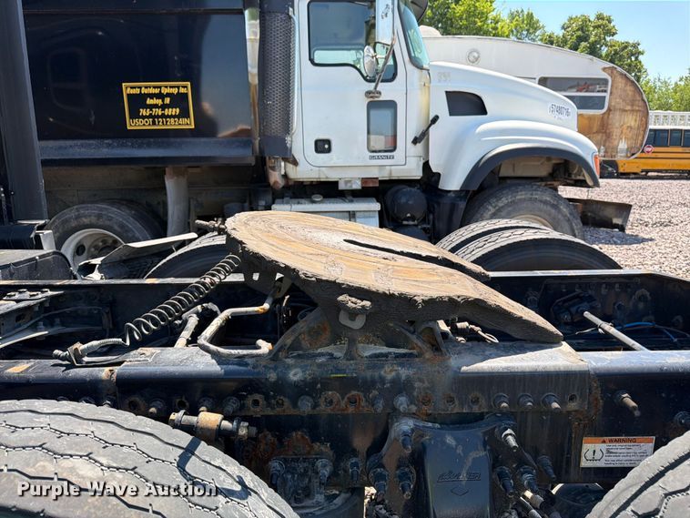 image for item YA3867 2021 Freightliner Cascadia semi truck