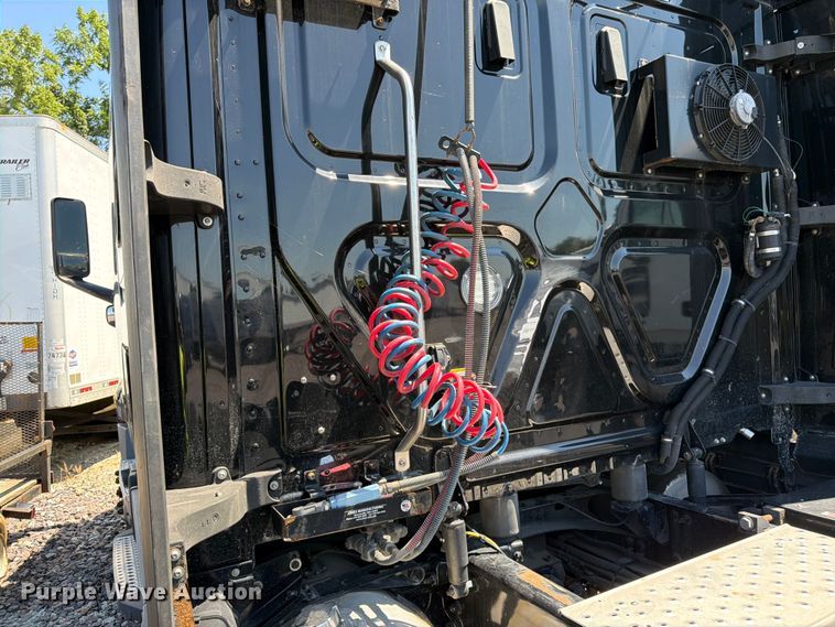 image for item YA3867 2021 Freightliner Cascadia semi truck