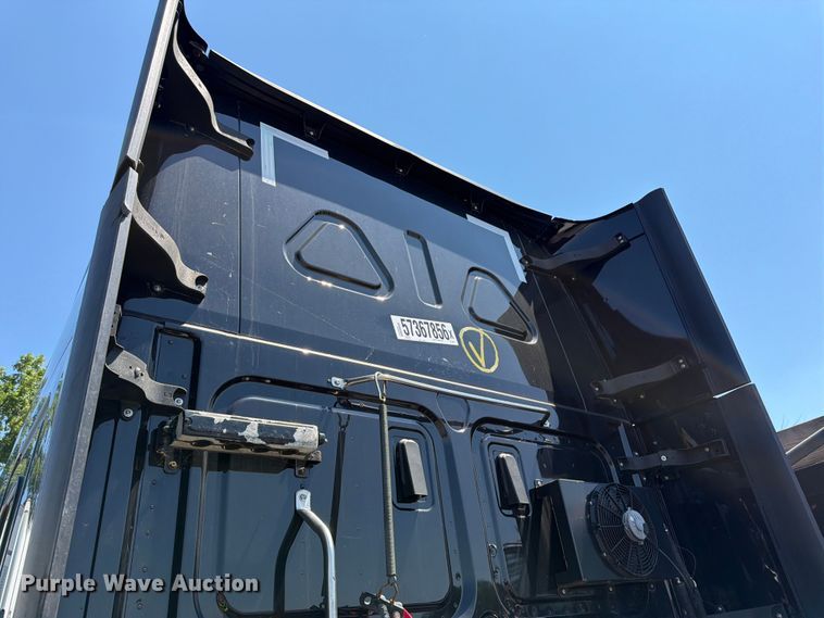 image for item YA3867 2021 Freightliner Cascadia semi truck