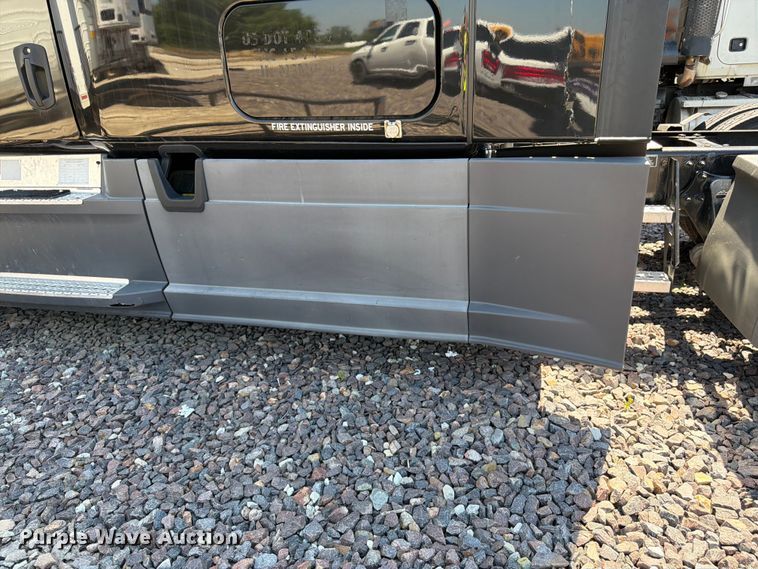 image for item YA3867 2021 Freightliner Cascadia semi truck