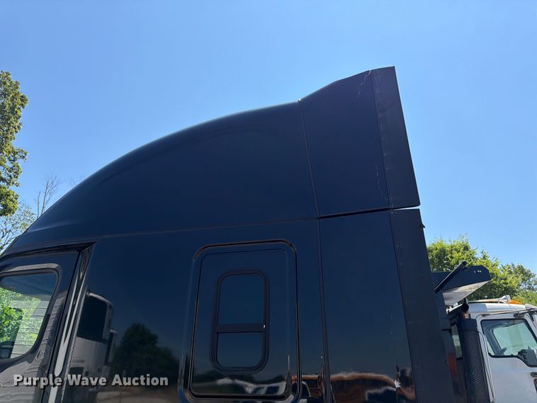 image for item YA3867 2021 Freightliner Cascadia semi truck
