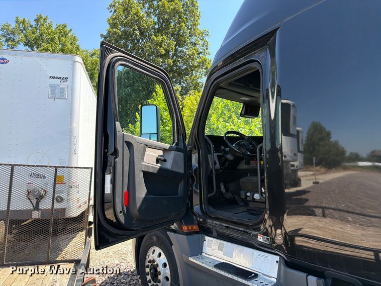 image for item YA3867 2021 Freightliner Cascadia semi truck