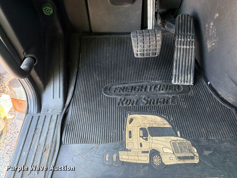 image for item YA3867 2021 Freightliner Cascadia semi truck