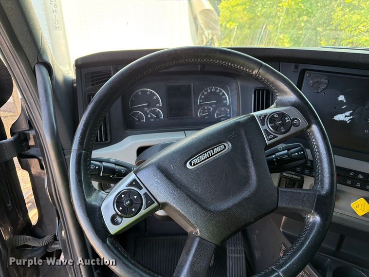 image for item YA3867 2021 Freightliner Cascadia semi truck