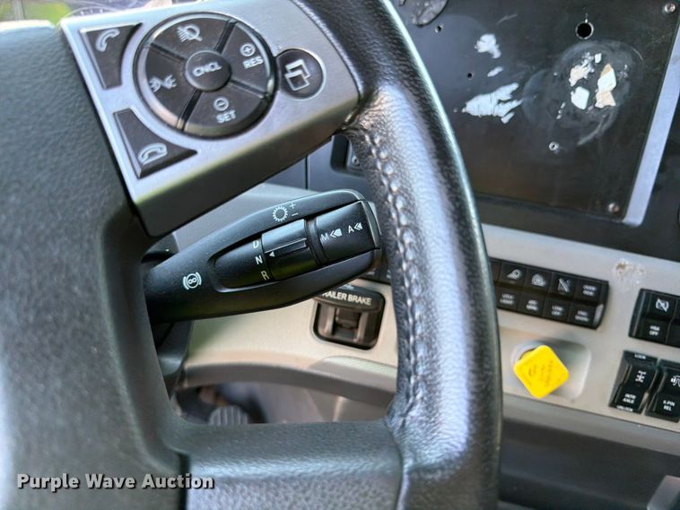 image for item YA3867 2021 Freightliner Cascadia semi truck