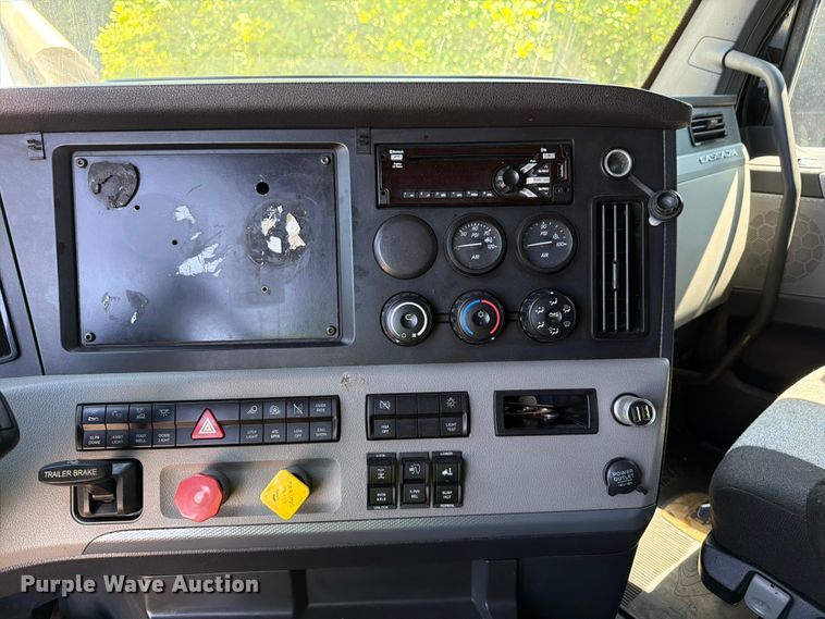 image for item YA3867 2021 Freightliner Cascadia semi truck