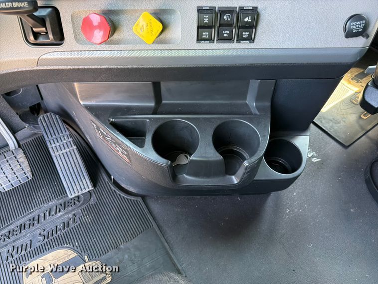image for item YA3867 2021 Freightliner Cascadia semi truck