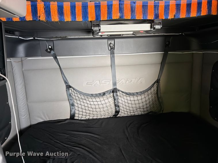 image for item YA3867 2021 Freightliner Cascadia semi truck