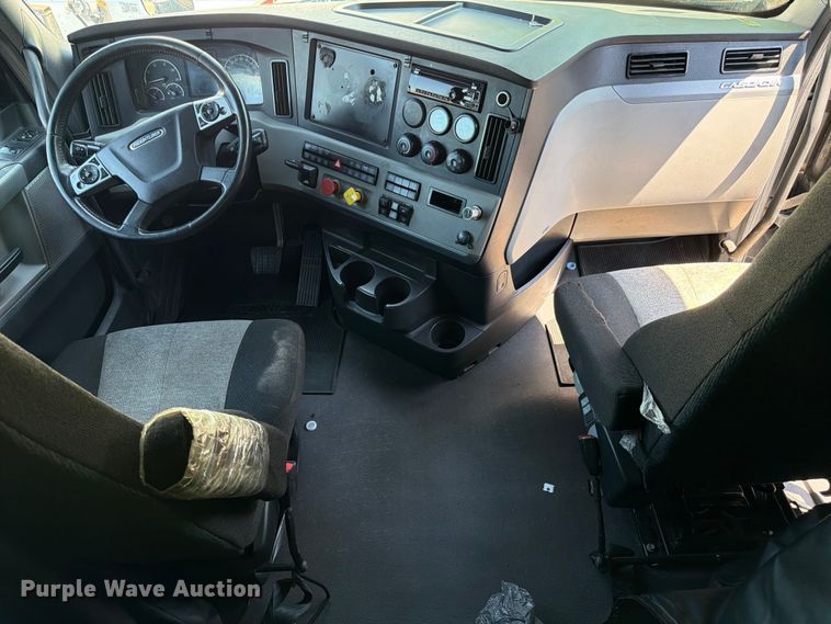image for item YA3867 2021 Freightliner Cascadia semi truck