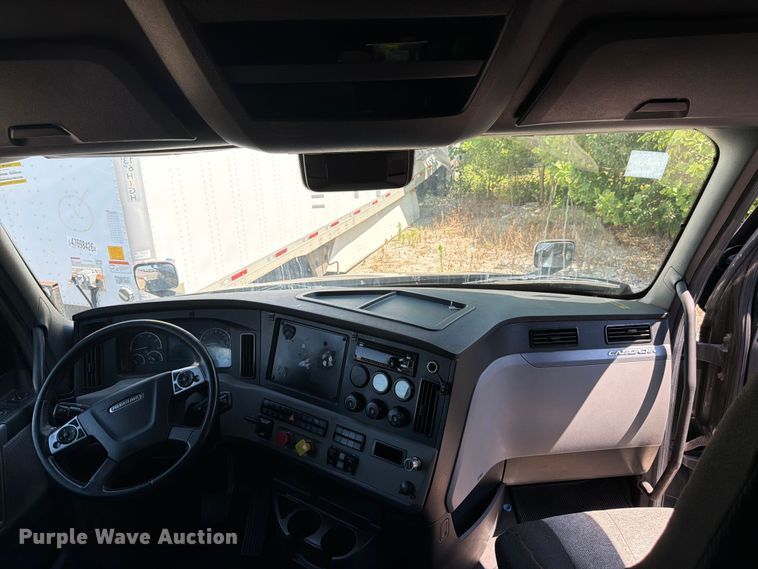 image for item YA3867 2021 Freightliner Cascadia semi truck