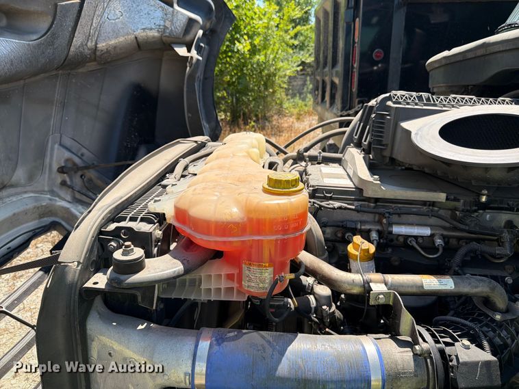 image for item YA3867 2021 Freightliner Cascadia semi truck