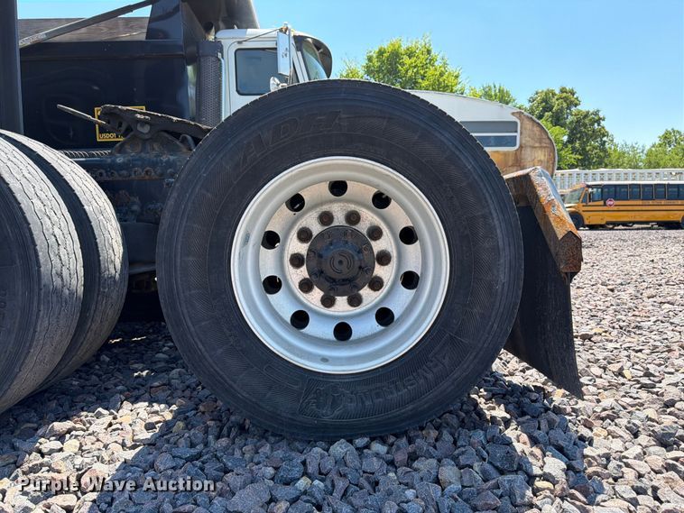 image for item YA3867 2021 Freightliner Cascadia semi truck