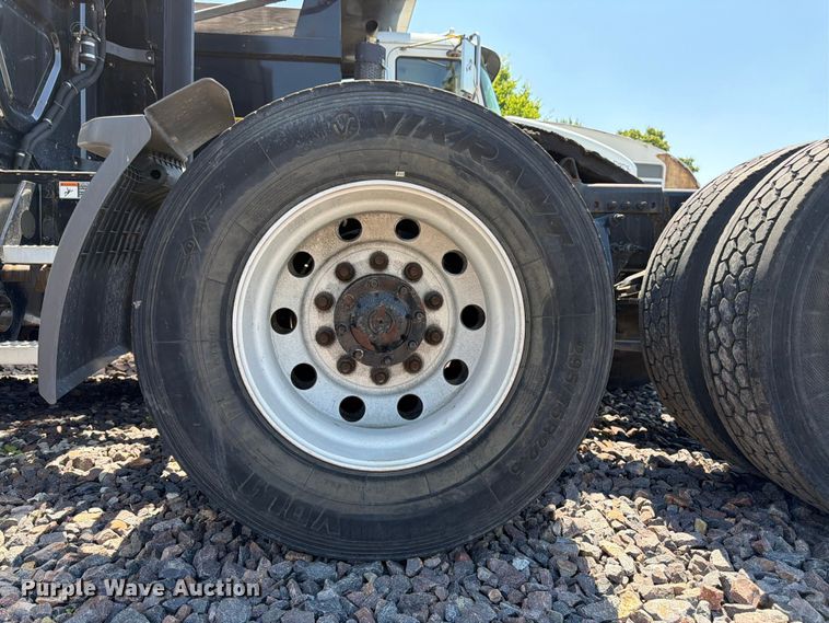image for item YA3867 2021 Freightliner Cascadia semi truck